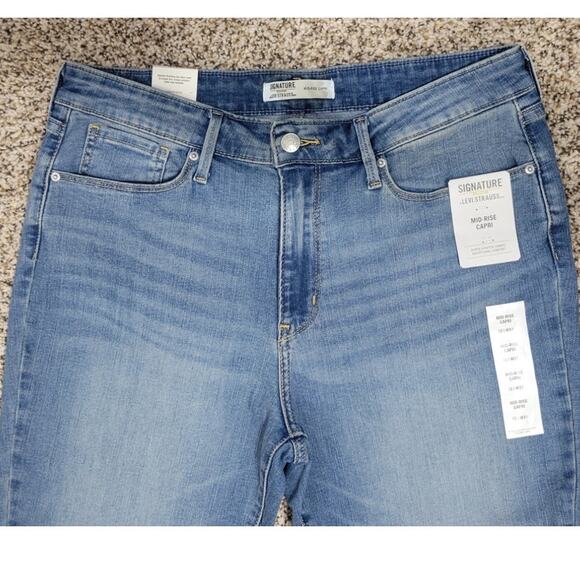 Levi Strauss Signature Capri's Womens 12 Mid Rise Denim Capri Pants Stretch NWT - Picture 3 of 8